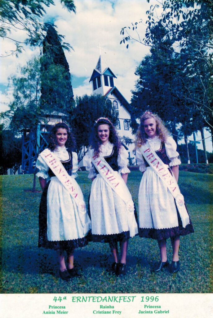 44ª ERNTEDANKFEST – 1996 Rainha – Cristiane Frey / Princesas – Anísia Meier e Jacinta Gabriel