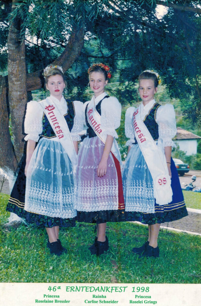 46ª ERNTEDANKFEST – 1998 Rainha – Carlise Schneider / Princesas – Roselaine Bressler e Roselei Grings