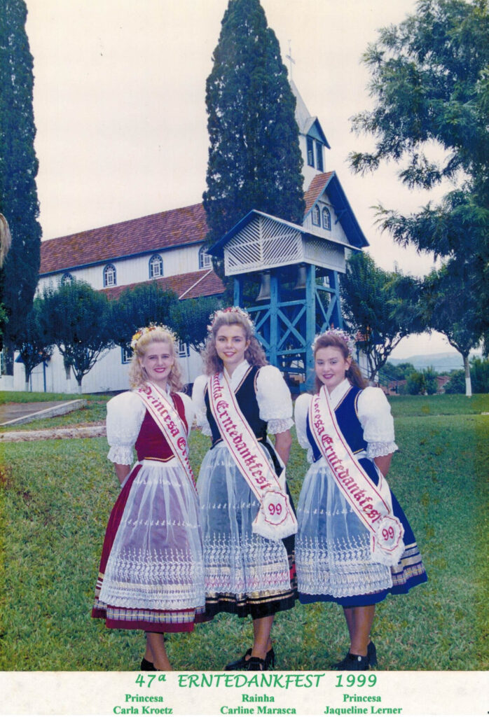 47ª ERNTEDANKFEST – 1999 Rainha – Carline Marasca / Princesas – Carla Kroetz e Jaqueline Lerner