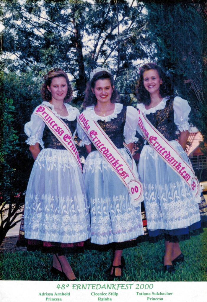 48ª ERNTEDANKFEST – 2000 Rainha – Cleonice Stülp / Princesas – Adrissa Arnhold e Tatiana Sulzbacher