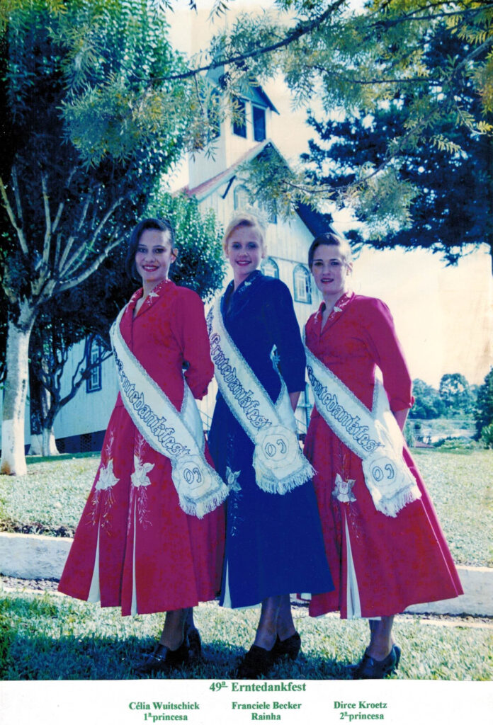 49ª ERNTEDANKFEST – 2001 Rainha – Franciele Becker / Princesas – Célia Wuitschick e Dirce Kroetz