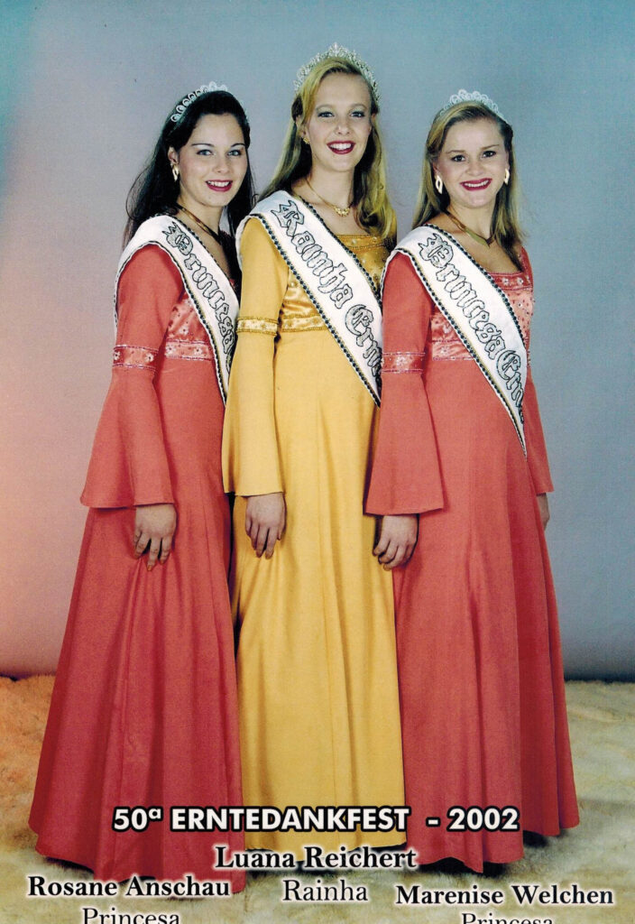 50ª ERNTEDANKFEST – 2002 Rainha – Luana Reichert / Princesas – Rosane Anschau e Marenise Welchen