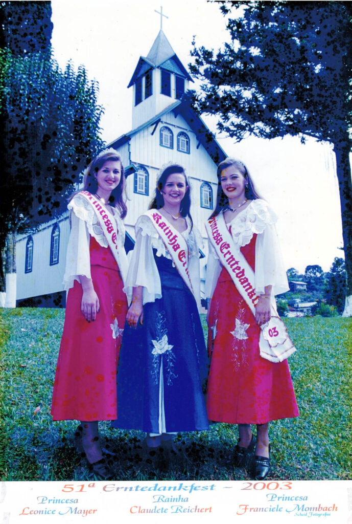 51ª ERNTEDANKFEST – 2003 Rainha – Claudete Reichert / Princesas – Leonice Mayer e Franciele Mombach