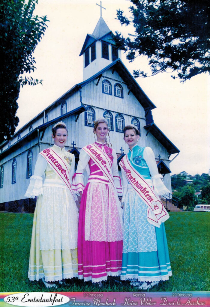 53ª ERNTEDANKFEST – 2005 Rainha – Haine Weber / Princesas – Francine Mombach e Daniele Anschau