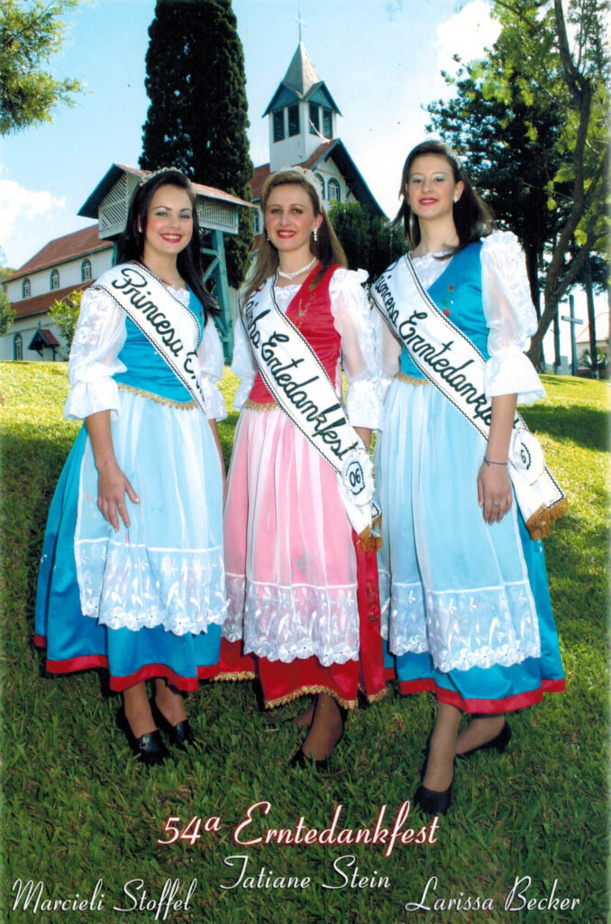 54ª ERNTEDANKFEST – 2006 Rainha – Tatiane Stein / Princesas – Marcieli Stoffel e Larissa Becker