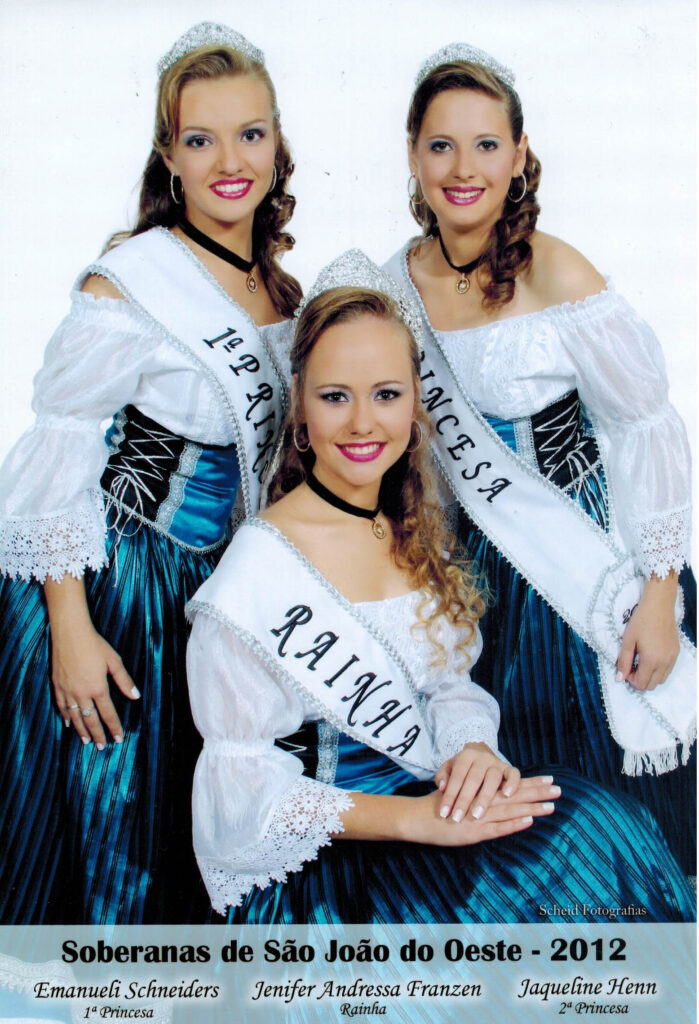 SOBERANAS 2012 Rainha – Jenifer Andresa Franzen / 1ª Princesa Emanueli Schneiders e 2ª Princesa Jaqueline Henn