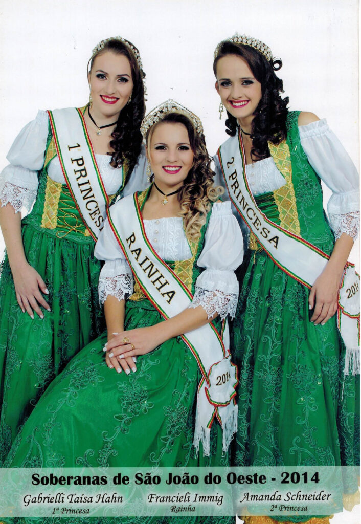 SOBERANAS 2014 Rainha – Francieli Immig / 1º Princesa Gabrielli Taísa Hahn e 2ª Princesa Amanda Schneider