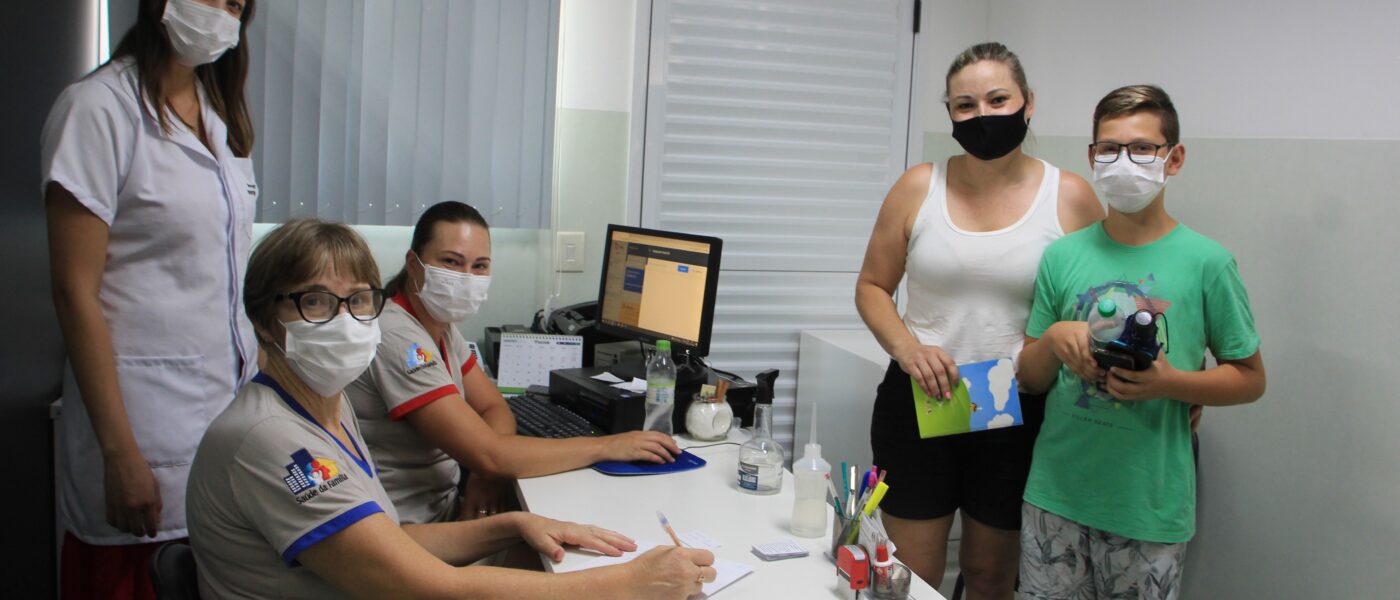 Miguel Rodrigues da Silva acompanhado de seu mãe Lilian foi o primeiro a receber a vacina contra a COVID-19.