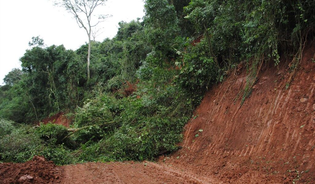 DESMORONAMENTO EM ESTRADA DE FORTALEZA