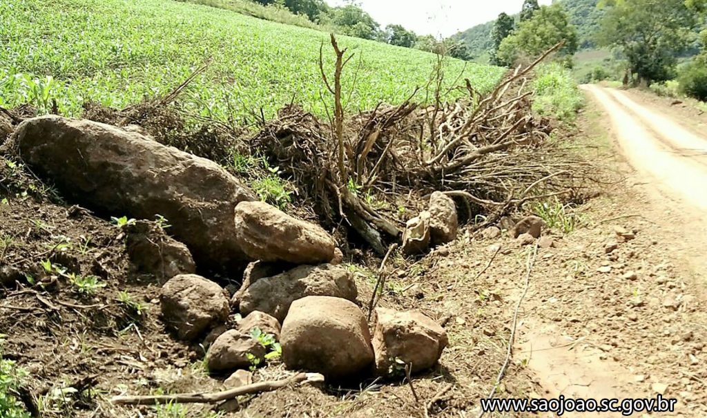 Entulhos lançados na sarjeta de estrada no interior