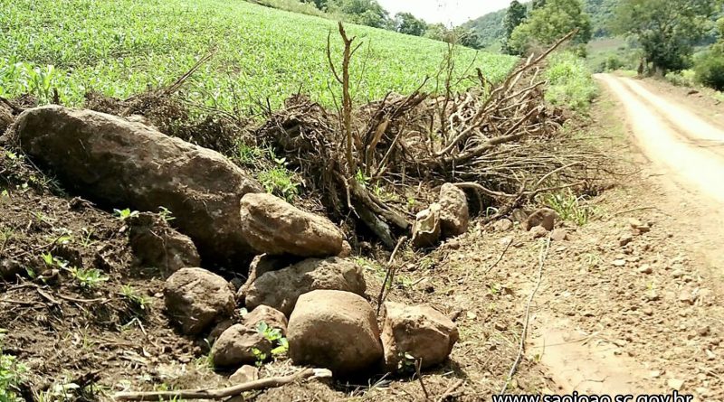 Entulhos lançados na sarjeta de estrada no interior