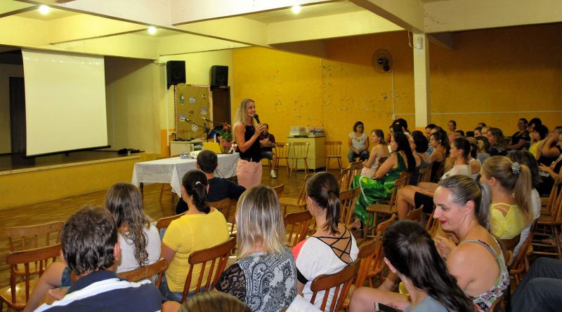 Secretária Silvane Baumgarten apresentou a equipe que atuará na Escola