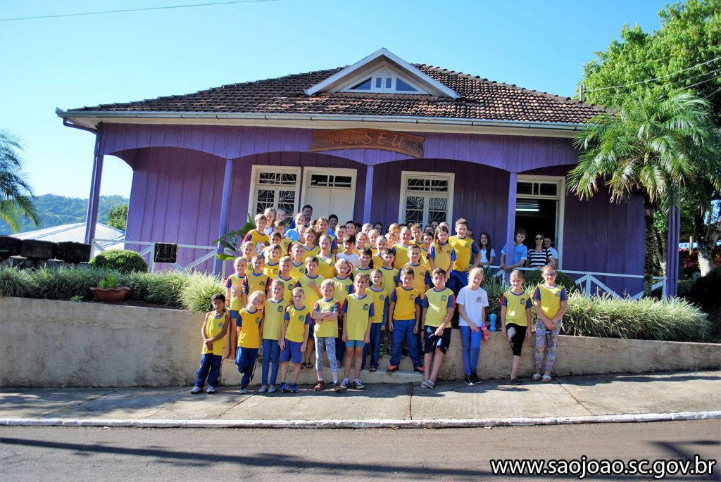 Alunos da Escola de Cristo Rei