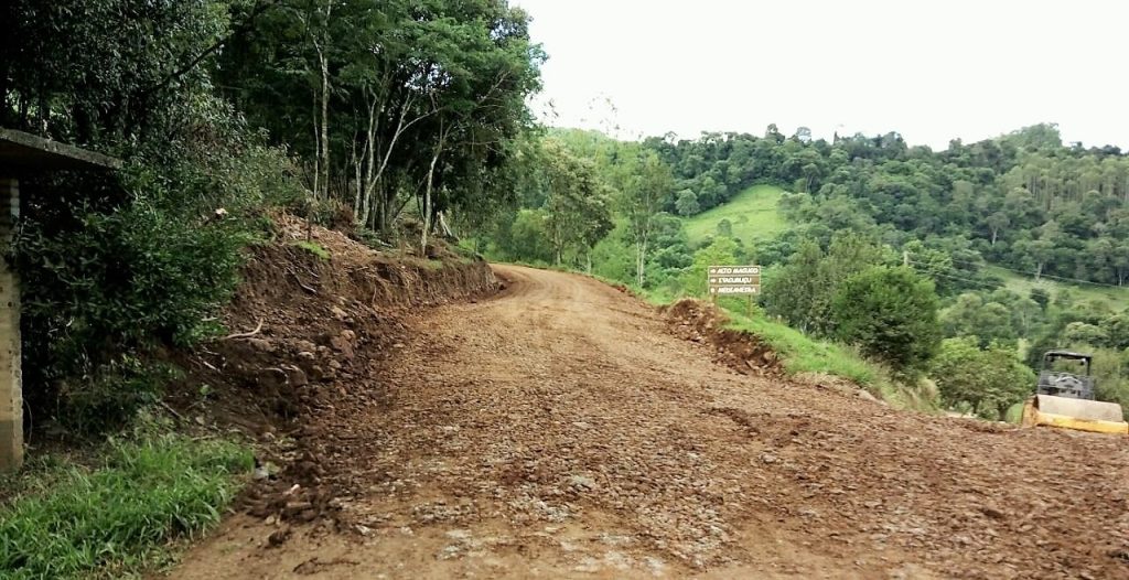 Estrada na La. Alto Macuco