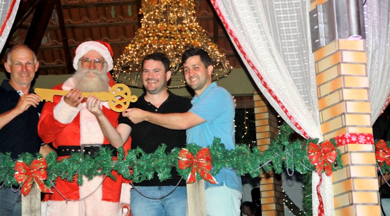 Papai Noel recebe a chave do município