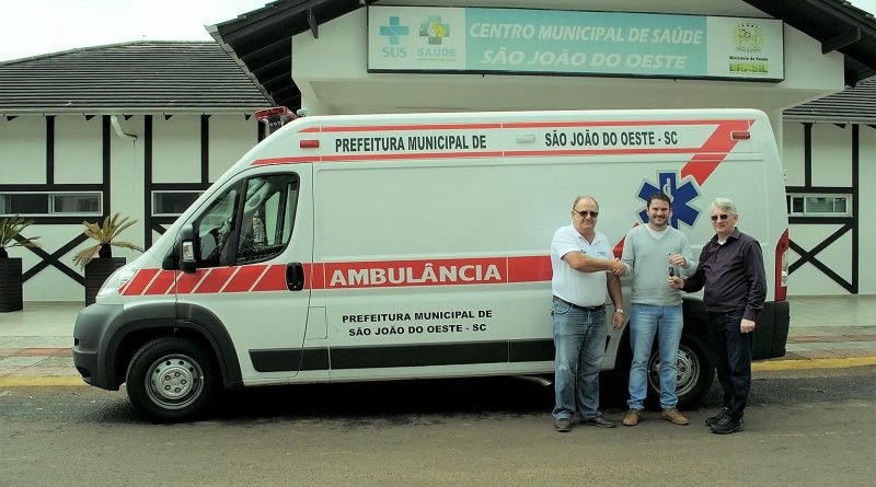 A entrega oficial ocorreu em frente ao Centro Municipal de Saúde e contou coma presença do Prefeito Fernando Bisigo, do Secretário Vitus Ritter e do representante da empresa vencedora