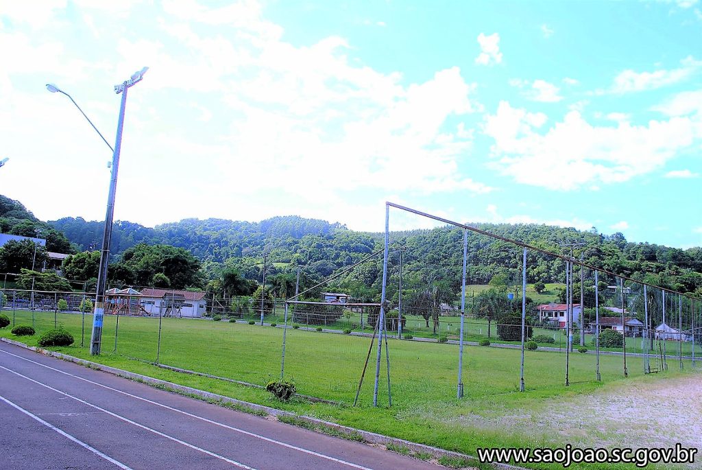 O campo com grama natural não oferece condições ideais, devido ao grande volume de jogos no local