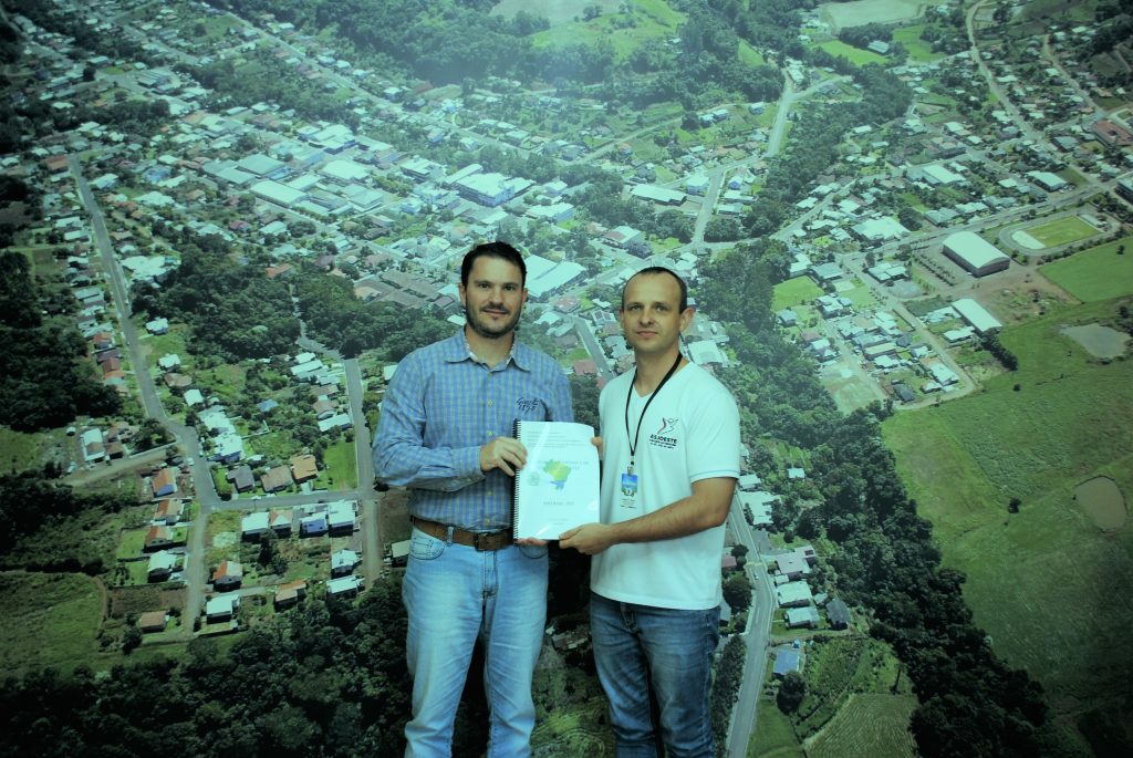 Diretor, Roberto Rambo, entrega relatório do Movimento ao Prefeito, Fernando Bisigo